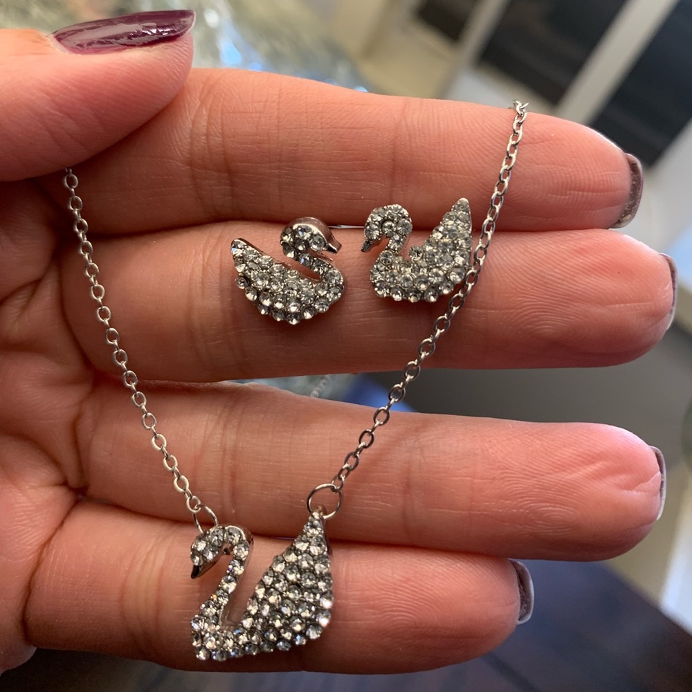 Beautiful Silver Plated Swan  Necklace/Earrings 🌼